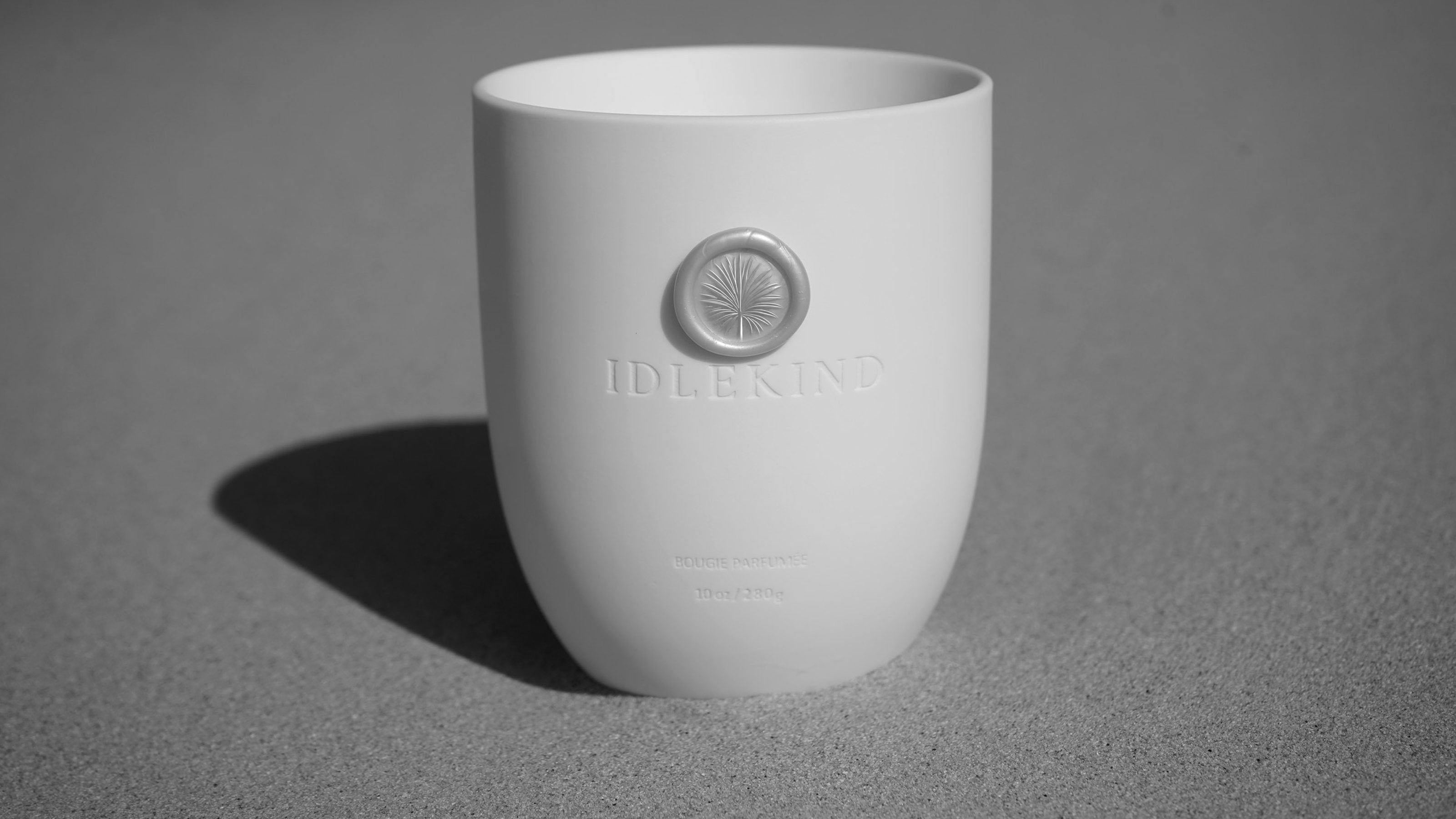 IDLEKIND Elegance Collection candle on sand